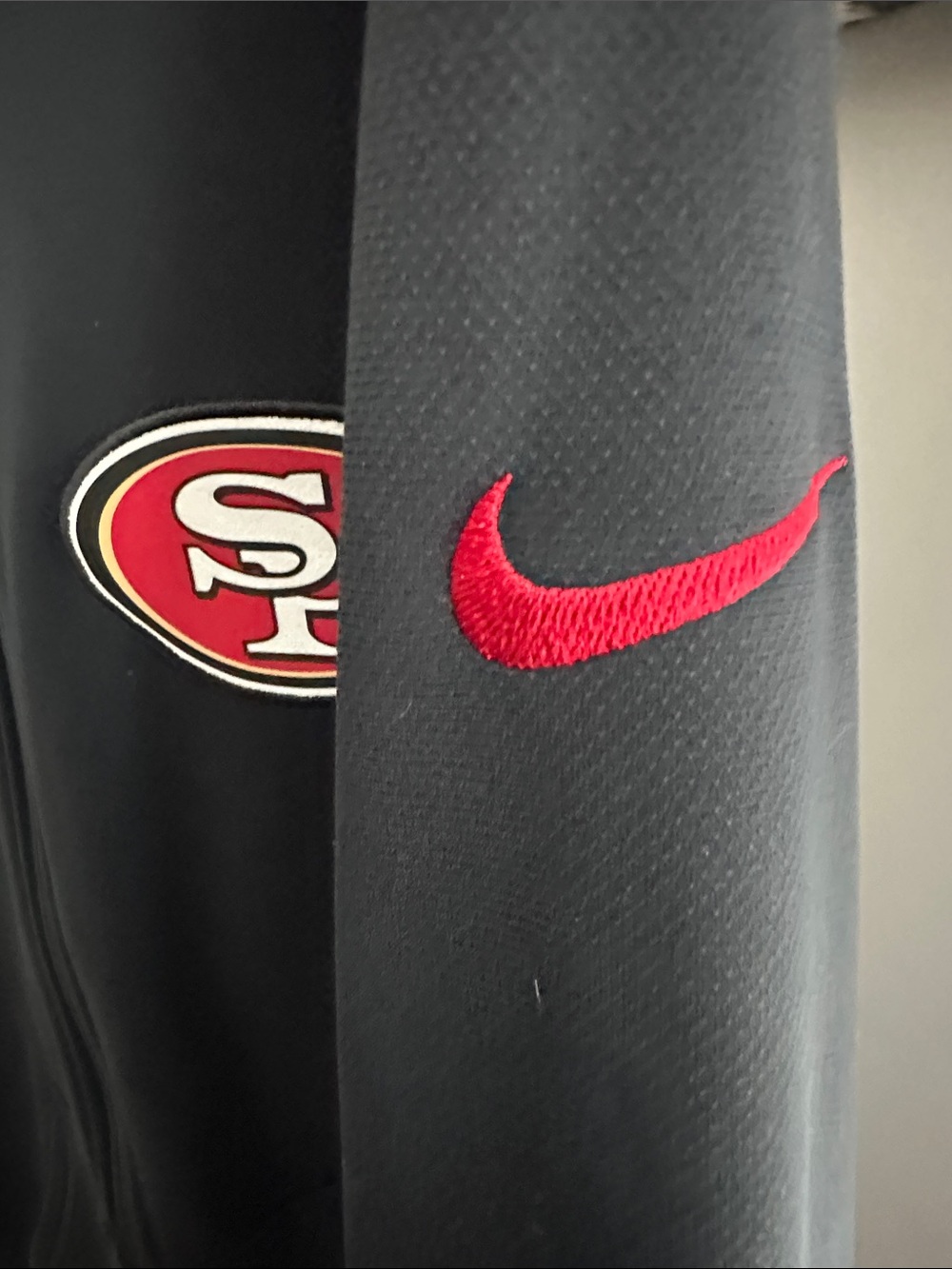 Nike Men’s San Francisco 49ers Therma-Fit Hoodie Jacket - Picture 4 of 6